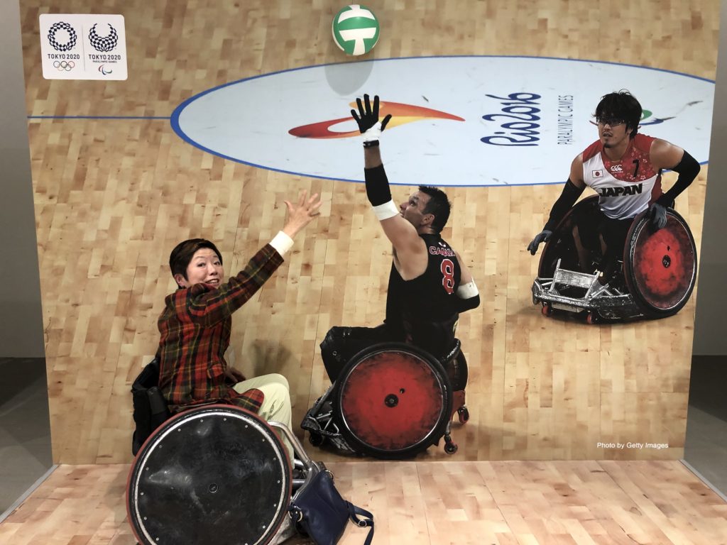 TOKYO 2020 ボランティア説明会会場で（2019年）バスケットボール選手の使う車椅子に乗ってみた。
車椅子が頑丈な造りなので驚いた！
